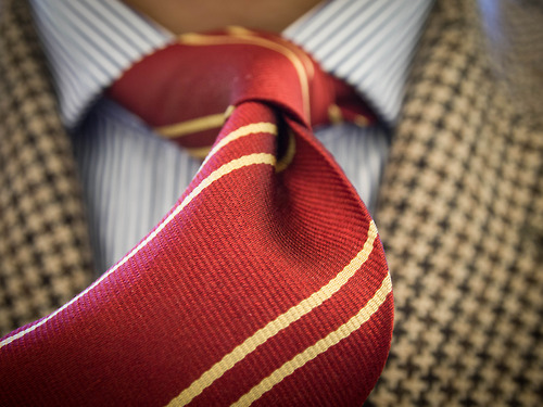 houndstooth-jackter-striped-red-necktie